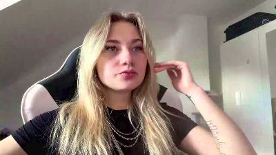 NoreneLlano live cam on Cam4