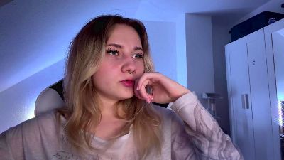 NoreneLlano live cam on Cam4