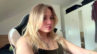 NoreneLlano live cam on Cam4