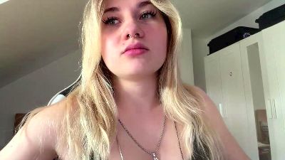 NoreneLlano live cam on Cam4