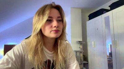 NoreneLlano live cam on Cam4