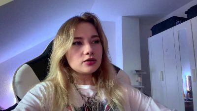 NoreneLlano live cam on Cam4