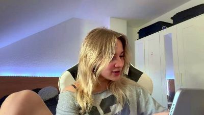 NoreneLlano live cam on Cam4