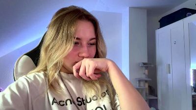 NoreneLlano live cam on Cam4