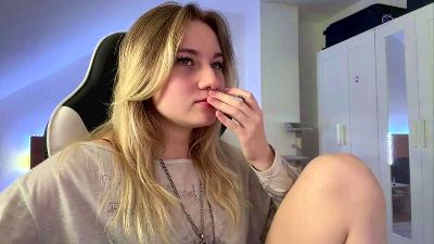 NoreneLlano live cam on Cam4
