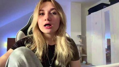 NoreneLlano live cam on Cam4