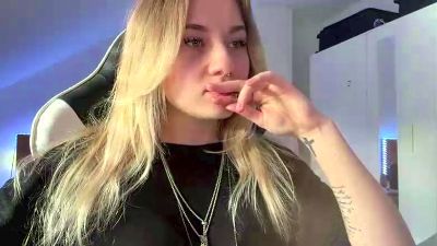 NoreneLlano live cam on Cam4