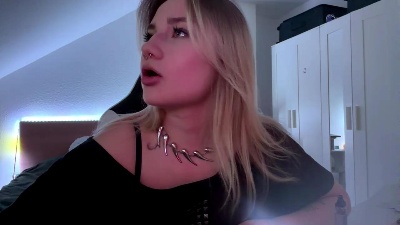 NoreneLlano live cam on Cam4