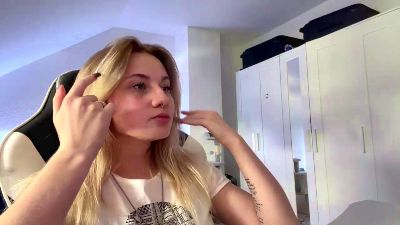 NoreneLlano live cam on Cam4