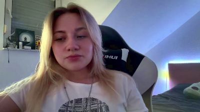 NoreneLlano live cam on Cam4