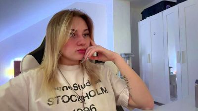 NoreneLlano live cam on Cam4