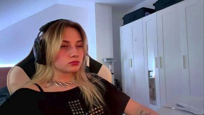 NoreneLlano live cam on Cam4