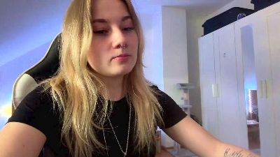 NoreneLlano live cam on Cam4