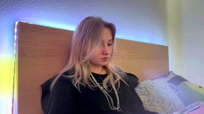 NoreneLlano live cam on Cam4