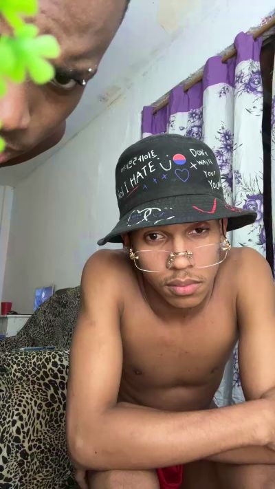 NovinhosCarioca live cam on Cam4