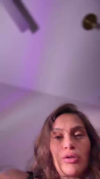 OFCreamBee live cam on Cam4