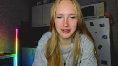 OletaGuderian live cam on Cam4
