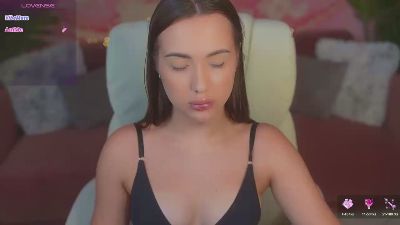 OliviaMore live cam on Cam4