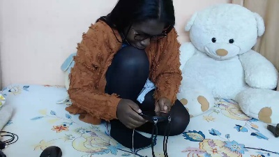OnjaTiana live cam on Cam4