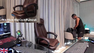 OnlineBossUK live cam on Cam4