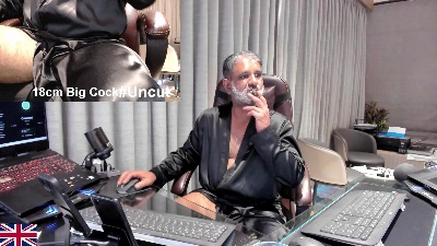 OnlineBossUK live cam on Cam4