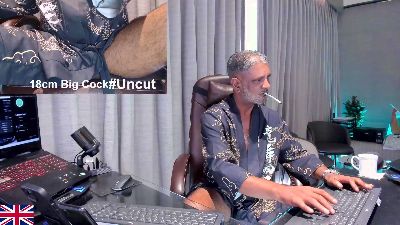 OnlineBossUK live cam on Cam4