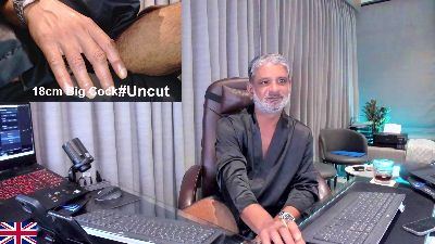OnlineBossUK live cam on Cam4