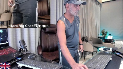 OnlineBossUK live cam on Cam4