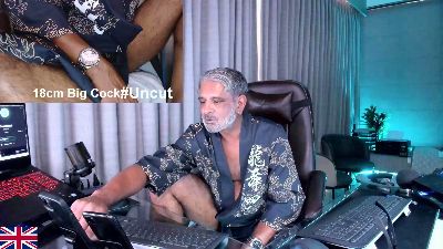 OnlineBossUK live cam on Cam4