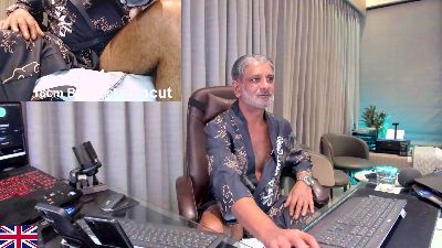 OnlineBossUK live cam on Cam4