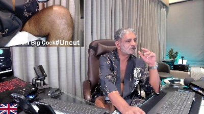 OnlineBossUK live cam on Cam4
