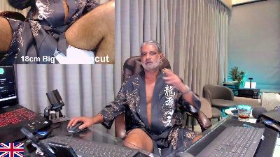 OnlineBossUK live cam on Cam4