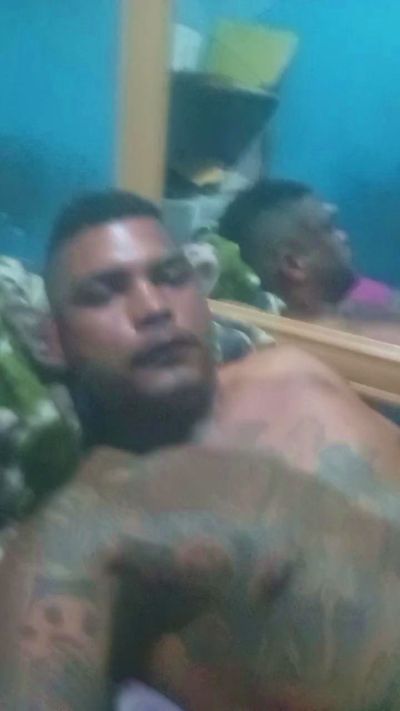 Opreto25 live cam on Cam4