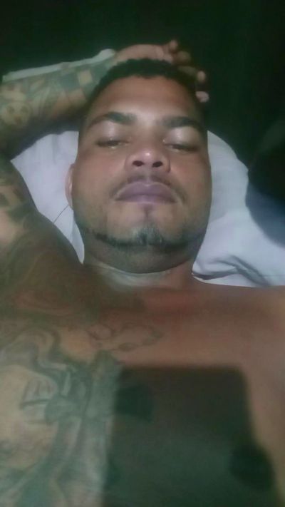 Opreto25 live cam on Cam4