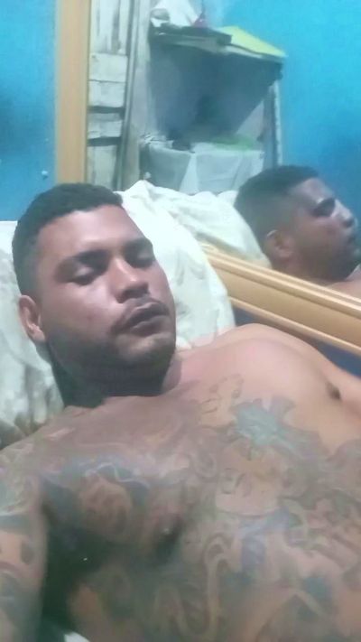 Opreto25 live cam on Cam4