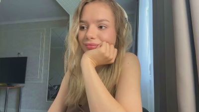 OuidaWilfong live cam on Cam4