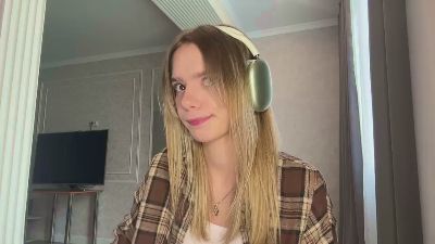 OuidaWilfong live cam on Cam4