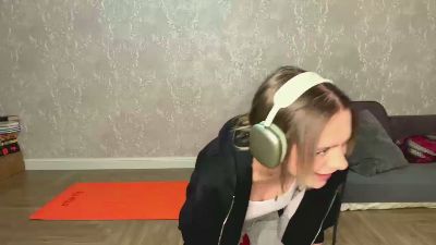 OuidaWilfong live cam on Cam4