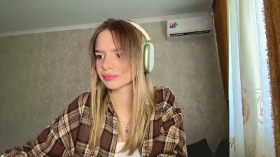 OuidaWilfong live cam on Cam4