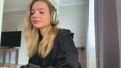 OuidaWilfong live cam on Cam4