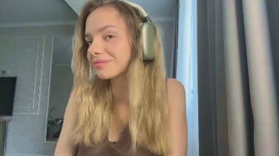OuidaWilfong live cam on Cam4
