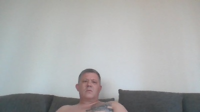 Pawelinio69 live cam on Cam4