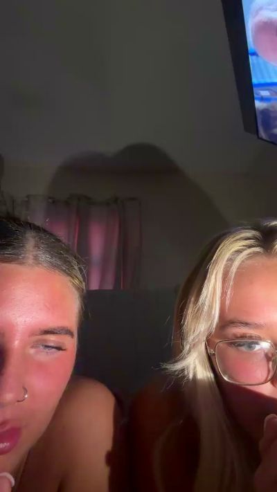 Petiteblondey live cam on Cam4