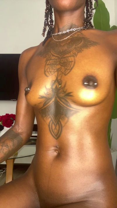 Petitebouncy live cam on Cam4
