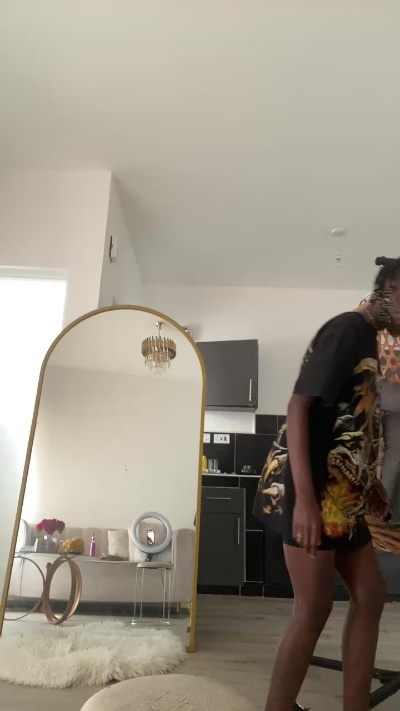 Petitebouncy live cam on Cam4