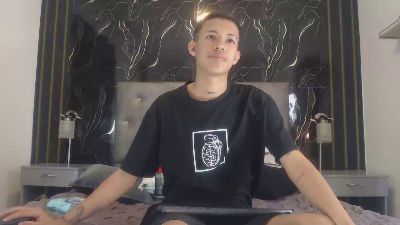 PhillipCox live cam on Cam4