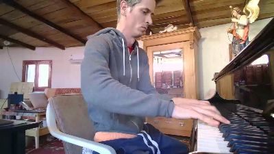 PianoTobe live cam on Cam4