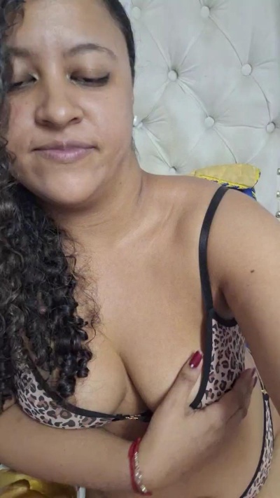 PieldeChocolate live cam on Cam4