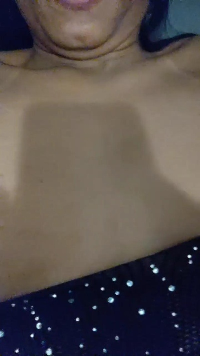 le modèle Pimentahotwife est en webcam porno dans un show sur le site cam4, il possède les tags suivants: 