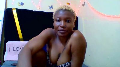Pinky_shyee live cam on Cam4